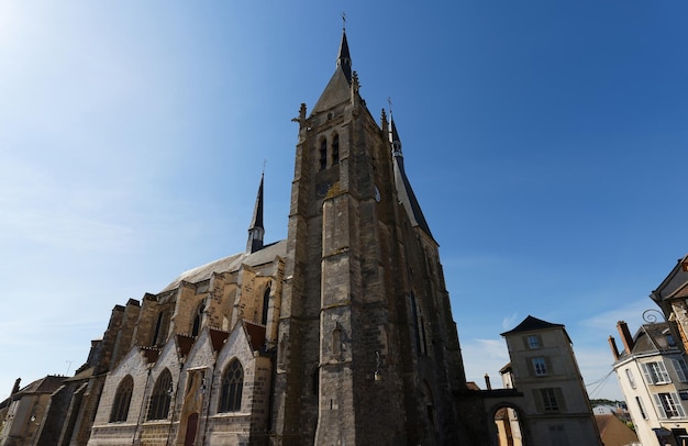 La chiesa principale di Dourdan si trova proprio di fronte al castello La costruzione iniziò nel 12° secolo ma la chiesa continuò a subire modifiche e riparazioni fino al 17° Francia