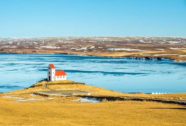 La chiesa sul lago Ulfljotsvatn conosciuta come Ulfljotsvatnskirkja è un bellissimo punto panoramico in Islanda