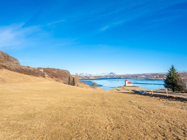 La chiesa sul lago Ulfljotsvatn conosciuta come Ulfljotsvatnskirkja è un bellissimo punto panoramico in Islanda