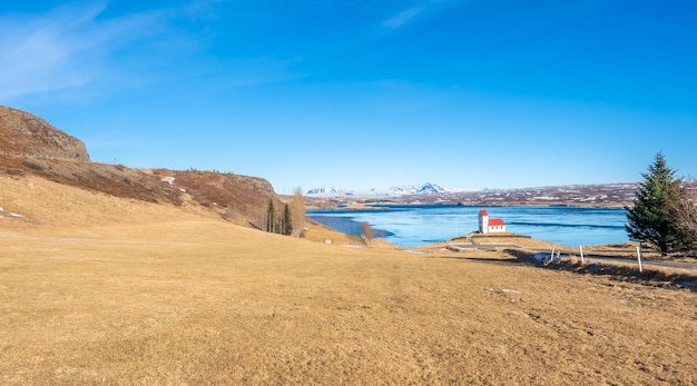 La chiesa sul lago Ulfljotsvatn conosciuta come Ulfljotsvatnskirkja è un bellissimo punto panoramico in Islanda