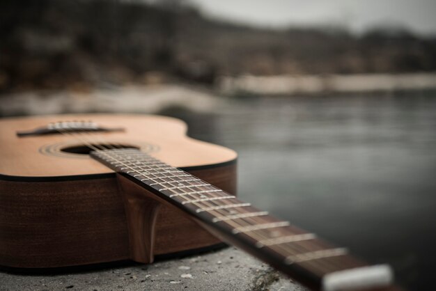 La chitarra giace contro il mare