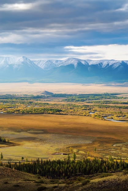 La Chuya River Valley e la North Chuysky Range all'alba. Russia, montagna Altai