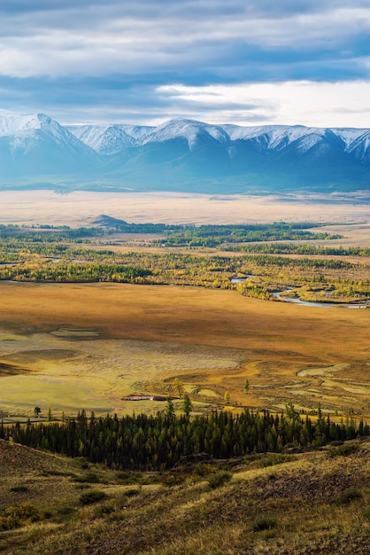 La Chuya River Valley e la North Chuysky Range all'alba. Russia, montagna Altai