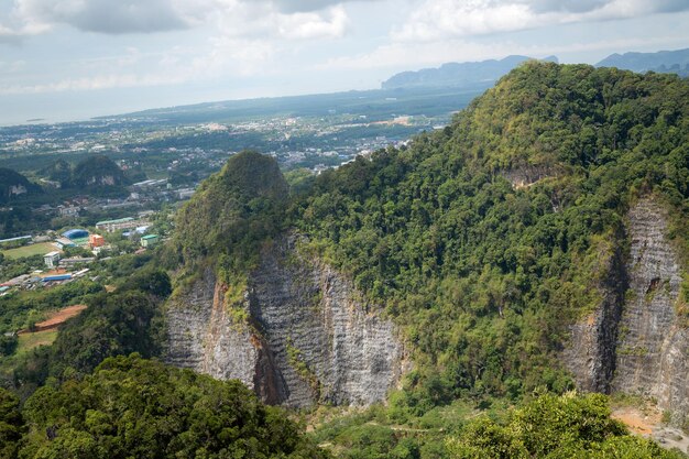 La cima del tempio della Grotta della Tigre Wat Tham Suea Regione di Krabi Thailandia In cima alla montagna c'è una grande statua dorata del Buddha che è una popolare attrazione turistica