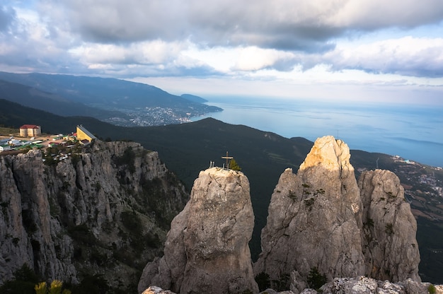 La cima della montagna in Crimea. sullo sfondo della città di Yalta e del Mar Nero