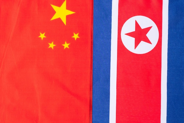La Cina contro il North Kores flags il conflitto di guerra tra amici Politica e concetto di relazione