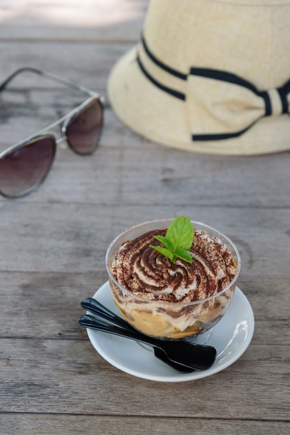 La ciotola di vetro di Banoffee con panna montata