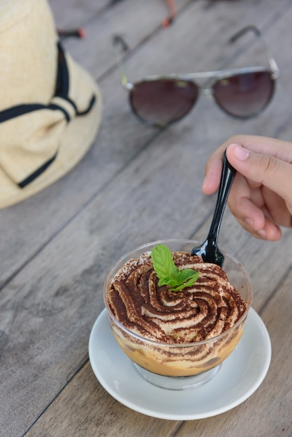 La ciotola di vetro di Banoffee con panna montata