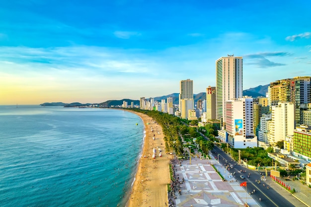 La città costiera di Nha Trang vista dall'alto all'alba. Questa è una città famosa per il turismo culturale