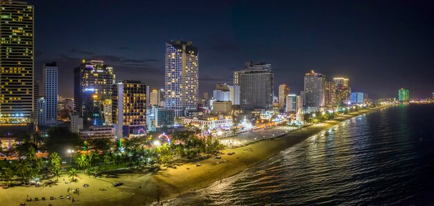 La città costiera di Nha Trang vista dall'alto di notte. Questa è una città famosa per il turismo culturale