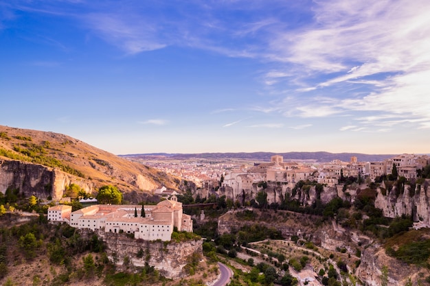 La città delle case sospese in Spagna di Cuenca è un luogo storico medievale patrimonio dell'UNESCO