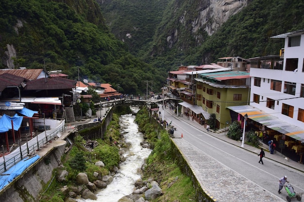 La città di Aguas Calientes e il suo fiume vicino a Machu Picchu nel sud-est del Perù