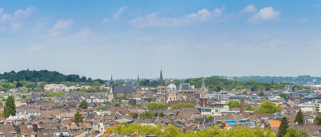 La città di aquisgrana con il municipio e la cattedrale in Germania in estate. Portato fuori con un 5D mark III.