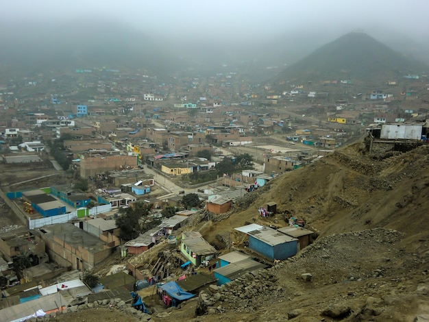 La città di Collique nel nord di Lima la capitale del Perù dalla cima di una montagna