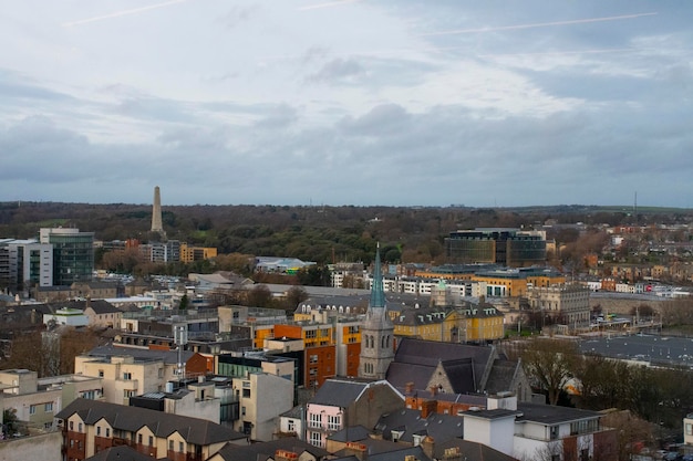 La città di Dublino vista dall'alto nella nuvolosa giornata invernale europea