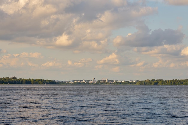 La città di Jarvenpaa sulla riva del lago Tuusula