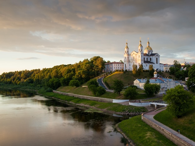 La città di Vitebsk e il fiume Dvina al tramonto