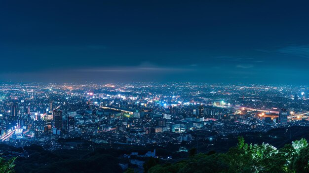 La città è piena di luci brillanti e edifici alti e il cielo notturno è limpido