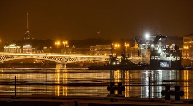 la città notturna invernale di San Pietroburgo con il pittoresco riflesso sull'acqua è una grande nave ormeggiata