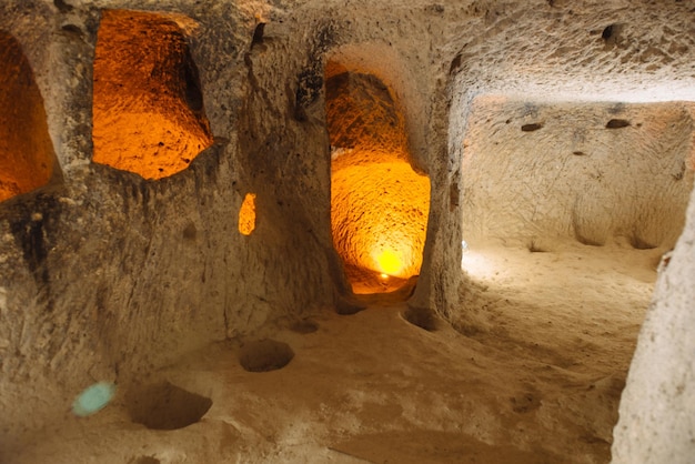 La città sotterranea di Derinkuyu è un'antica città rupestre a più livelli in Cappadocia, in Turchia. Pietra usata come porta nella vecchia città sotterranea