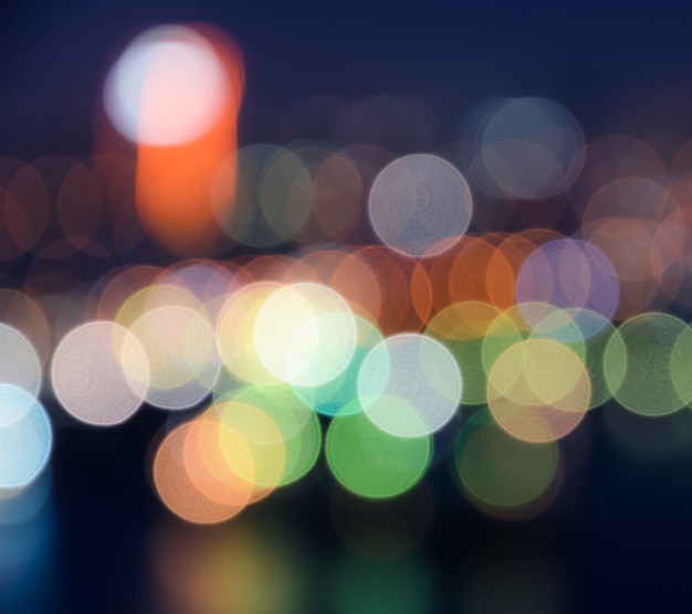 La città variopinta del bokeh accende il fondo