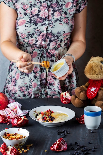 La colazione dei bambini farina d'avena con frutti di bosco, miele e noci