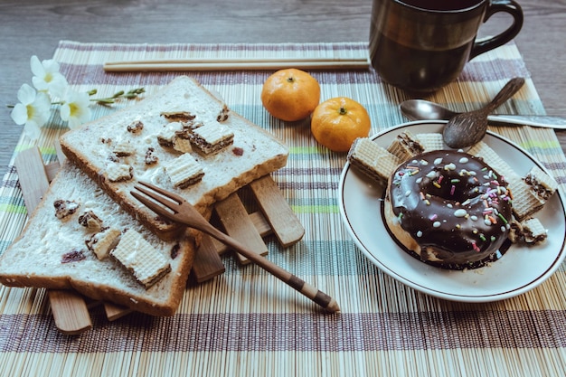 La colazione viene servita sul tavolo Colazione invernale