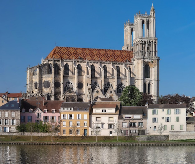 La Collegiata medievale di Nostra Signora di Mantes nella cittadina di ManteslaJolie a circa 50 km a ovest di Parigi Francia