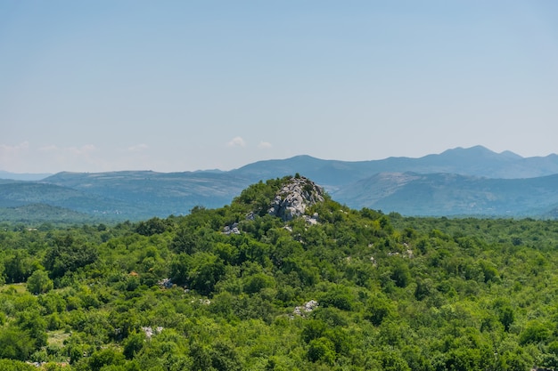 La collina sassosa si erge sopra l'altopiano.