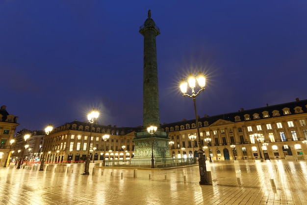 La colonna Vendome Place Vendome nella notte piovosa Parigi Francia