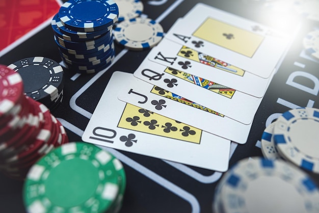 La combinazione vincente Royal Flush con fiches al tavolo del casinò