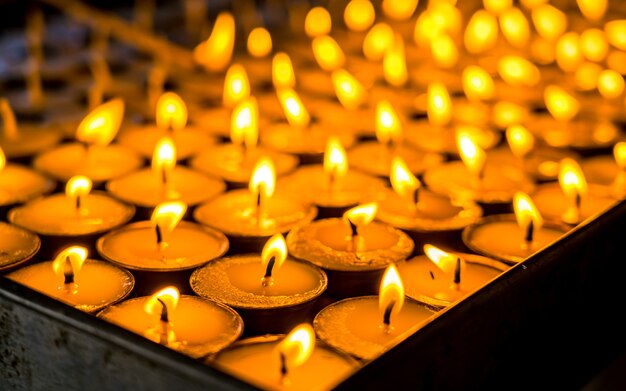 La combustione pacifica dell'olio a lume di candela presso lo stupa di Swayambhunath Kathmandu in Nepal