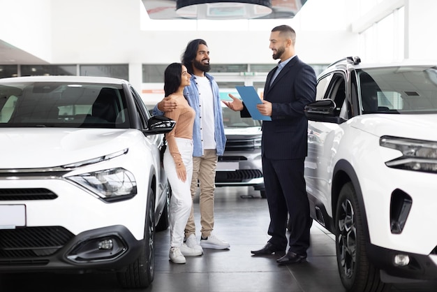 La concessionaria di auto ha consultato una coppia indù.