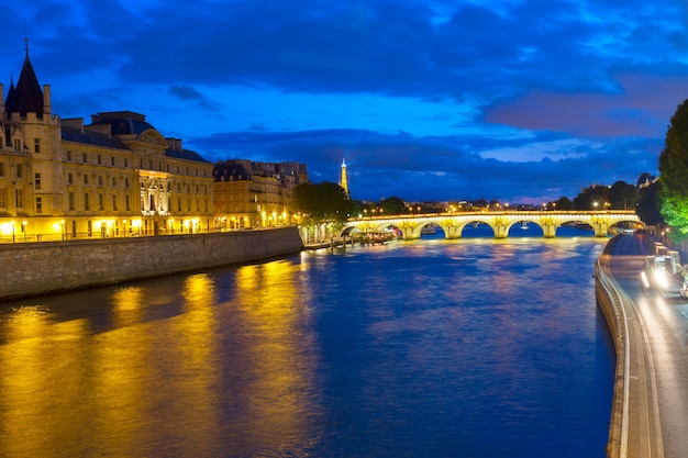 La Conciergerie e Pont Neuf oltre la Senna di notte, Parigi, France