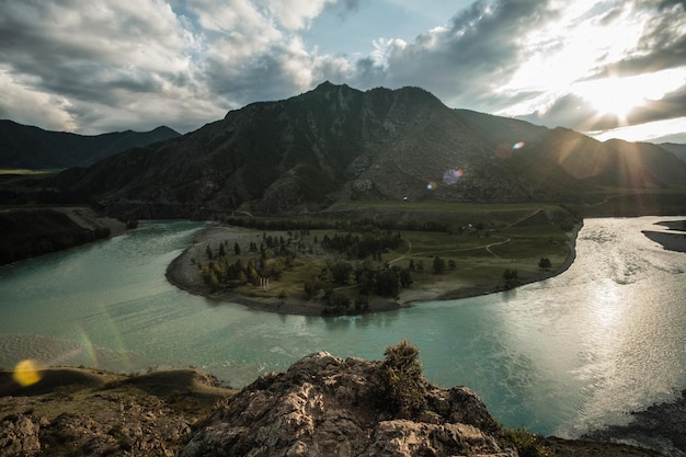 La confluenza dei fiumi chuya e katun nelle montagne altai