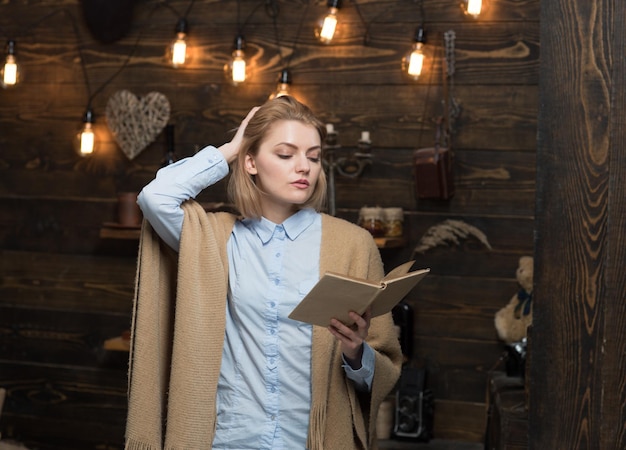 La conoscenza è la via del successo Donna carina legge un libro Donna studentessa ama leggere l'alfabetizzazione La conoscenza e la comprensione della lettura sono le chiavi dell'alfabetizzazione Lo studente acquisisce la conoscenza dal libro