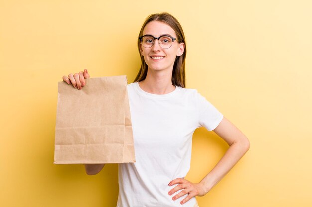 La consegna graziosa della giovane donna adulta porta via il concetto