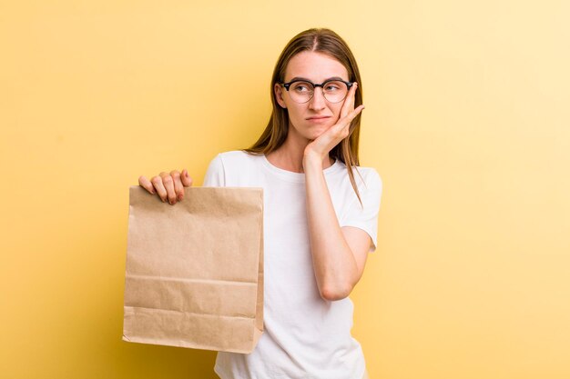 La consegna graziosa della giovane donna adulta porta via il concetto