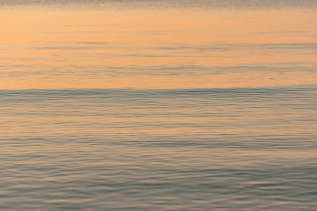 La consistenza dell'acqua di mare all'alba del mattino. Bella acqua quando il tramonto.