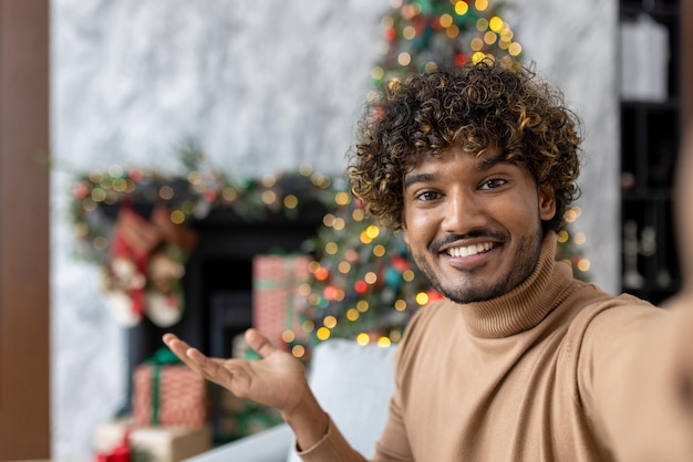 La conversazione remota tramite videochiamata online per l'uomo di Natale utilizza l'app sul telefono con cui comunicare