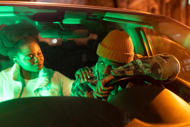 La coppia africana infelice dopo il conflitto in macchina di notte l'uomo e la donna di colore discutono della rottura in auto