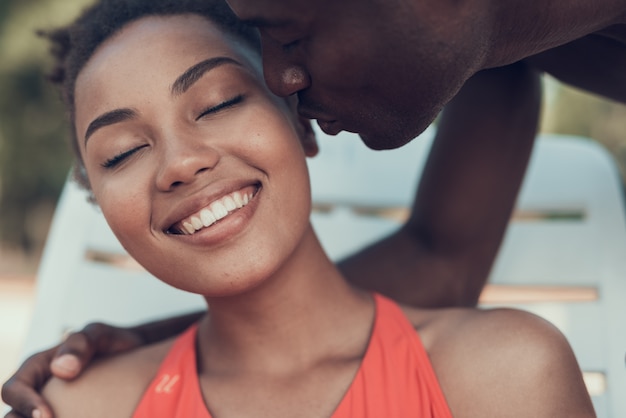 La coppia afroamericana sta riposando sulla spiaggia