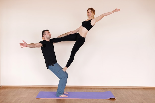 La coppia allena yoga in studio