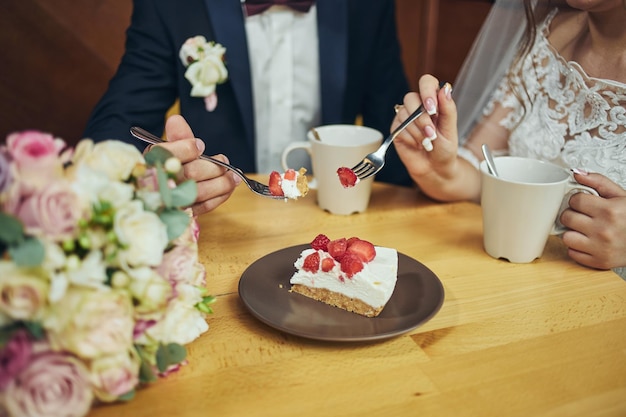 La coppia beve un caffè con torte alla frutta in un bar