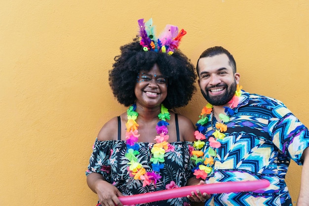 La coppia brasiliana celebra il festival di strada in costume