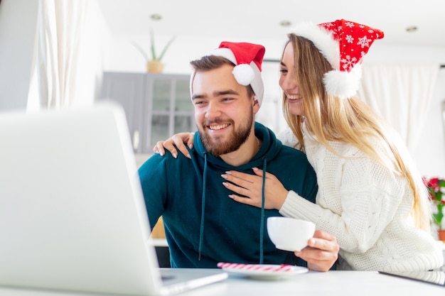 La coppia cerca qualcosa nel computer per le vacanze di Natale