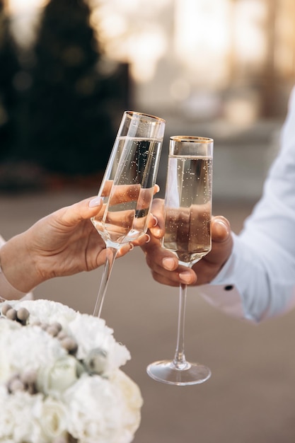 La coppia champagne esulta con il bicchiere di vino