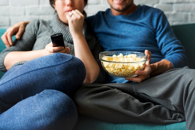 La coppia che guarda la casa della TV si rilassa insieme