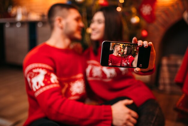 La coppia di amore fa selfie, celebrazione di Natale