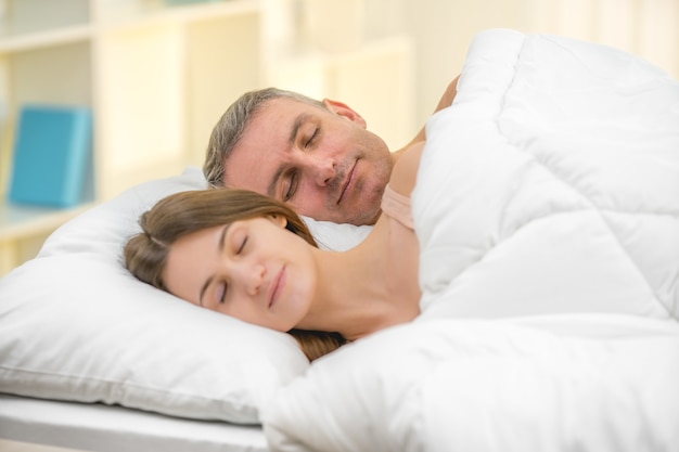 La coppia di innamorati che dorme sul letto